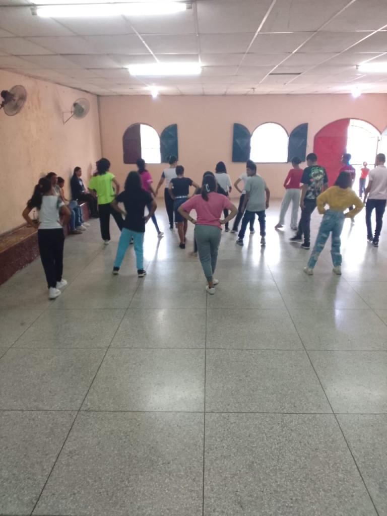 Alianza entre Danzas Folklóricas San Vicente y Liceo Antonio García Rojo fortalece la identidad tradicional