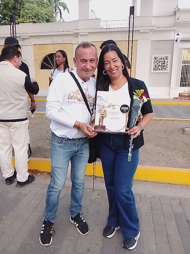 Profesora Raiza Segovia de San Vicente recibe reconocimiento a la trayectoria en el Teatro de la Ópera de Maracay