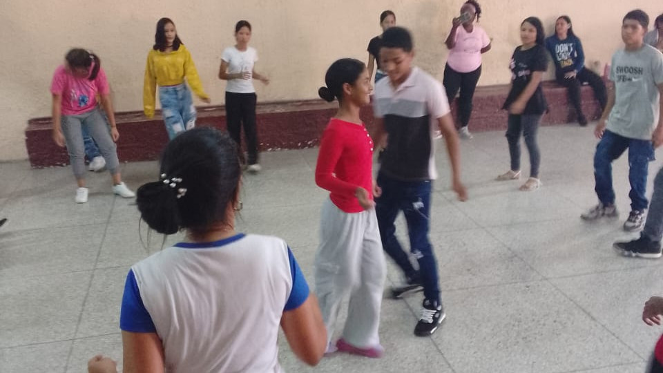 Alianza entre Danzas Folklóricas San Vicente y Liceo Antonio García Rojo fortalece la identidad tradicional