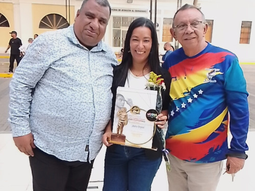 Profesora Raiza Segovia de San Vicente recibe reconocimiento a la trayectoria en el Teatro de la Ópera de Maracay