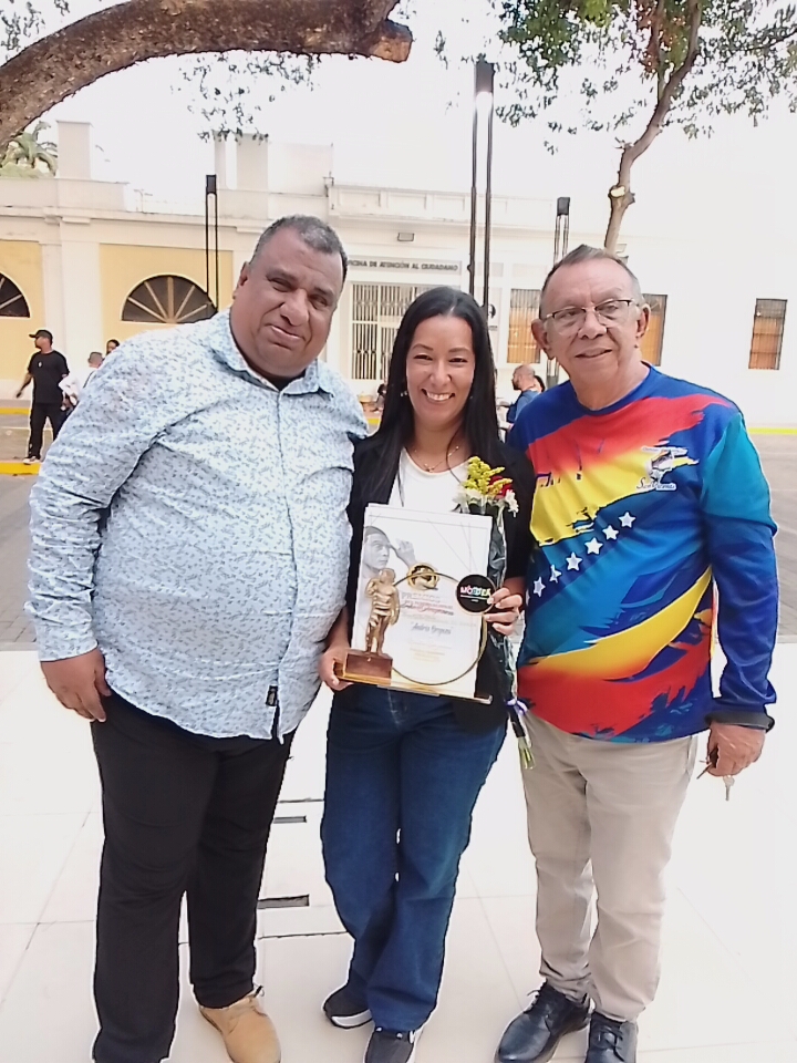 Profesora Raiza Segovia de San Vicente recibe reconocimiento a la trayectoria en el Teatro de la Ópera de Maracay