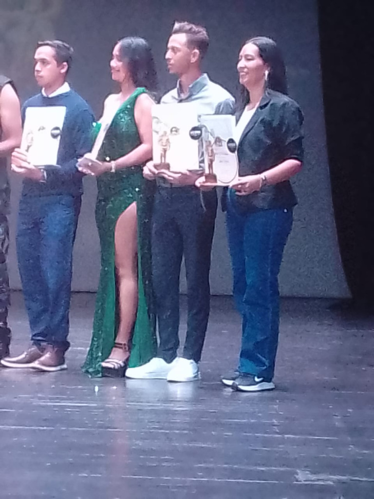 Profesora Raiza Segovia de San Vicente recibe reconocimiento a la trayectoria en el Teatro de la Ópera de Maracay